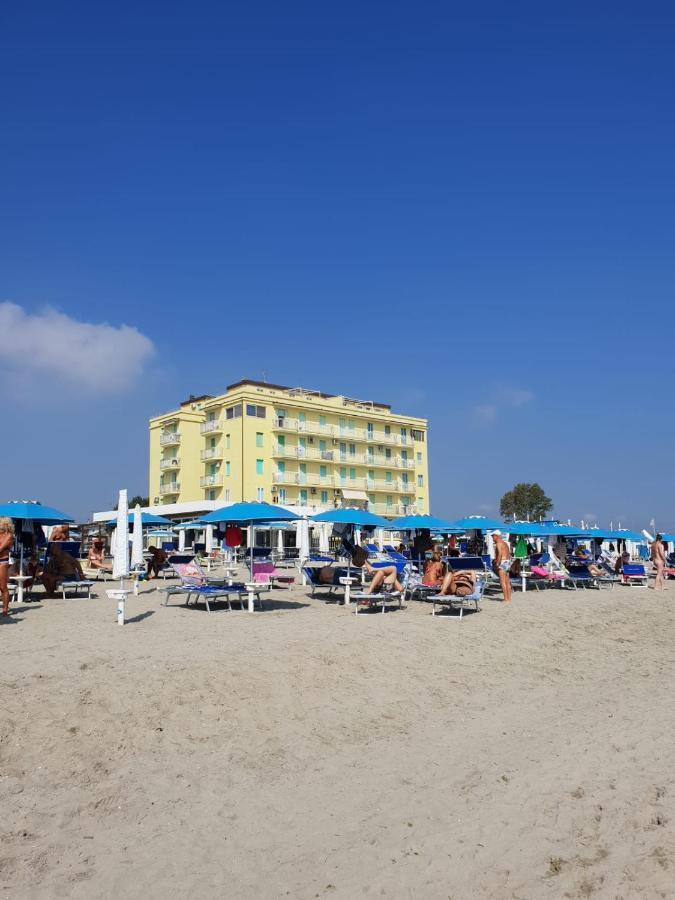 Апартаменти Giovanni In Romantic Adria On The Beach Лідо-ді-Помпоза Екстер'єр фото